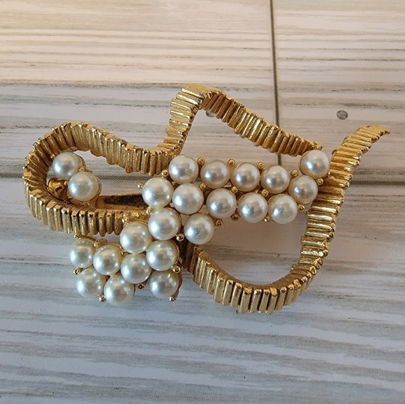 Vintage Jewelry - S1 Vintage Faux Pearl & Gold-tone Brooch